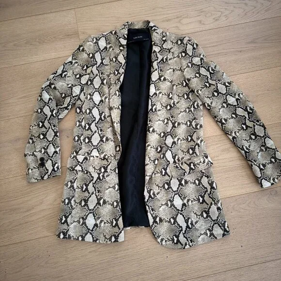 ZARA- SNAKESKIN BLAZER/JACKET- SIZE XS- LIKE NEW NEVER WORN - Picture 1 of 3